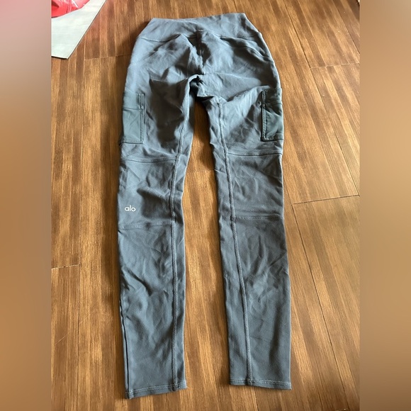 Alo Yoga High-Waist Cargo Legging Anthracite grey size medium sold out online - Picture 5 of 9